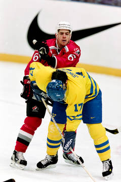 Hans Jonsson, Sverige med kanadas Sean Odonnell i ryggen