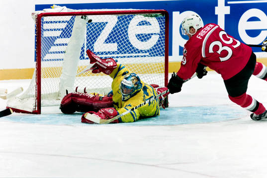 Jeff Friesen, Kanada fri med Petter Rönnqvist, målvakt i