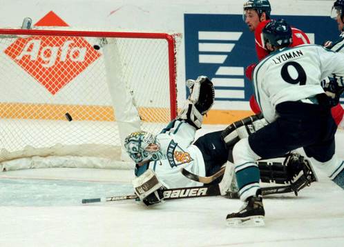 Jan Hlavac slår in segermålet bakom Miikka Kiprusoff