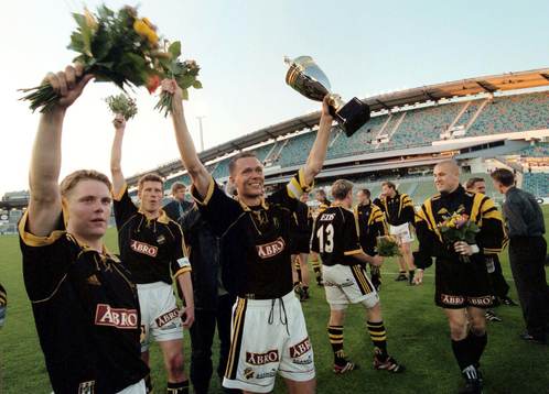 Krister Nordin, lagkapten i AIK med pokalen pokalen