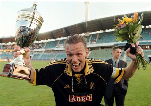 Krister Nordin, lagkapten AIK, jublar med pokalen