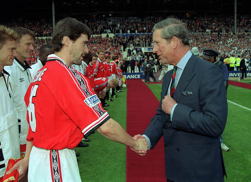 Roy Keane, Manchester U, hälsar på Prins Charles. T v: