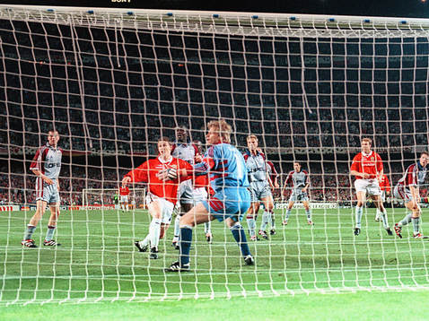 Ole Gunnar Solskjaer (Ole Gunnar Solskjär) gör segermålet