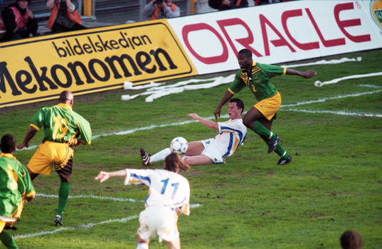 Daniel Andersson i kamp om bollen