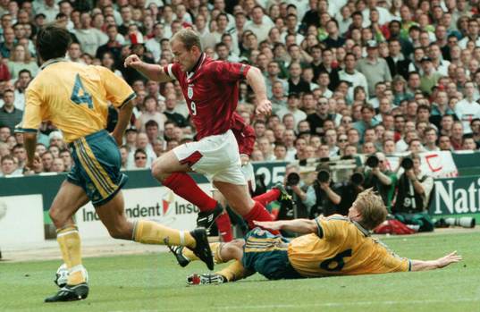 Stefan Schwarz försöker stoppa Alan Shearer