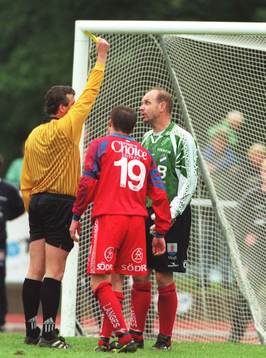 Thomas Ravelli får en varning av domaren Stefan Ragnarsson