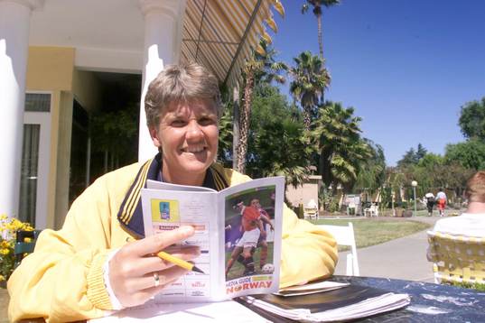 PIA SUNDHAGE, SVERIGES NORGE-SPION PÅ TJEJERNAS HOTELL