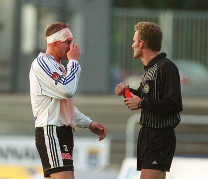 Torbjörn Arvidsson får rött kort av Tomas Enegren