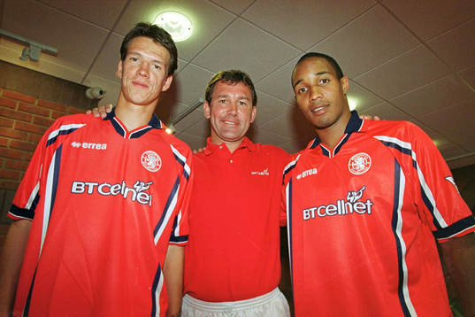 Football -- Middlesbroughs Manager Bryan Robson visar upp