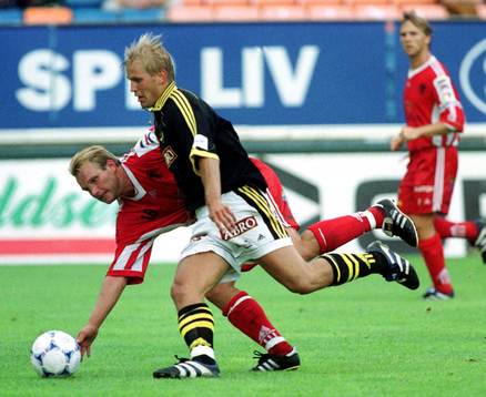 Martin Åslund rundar Anders Friberg