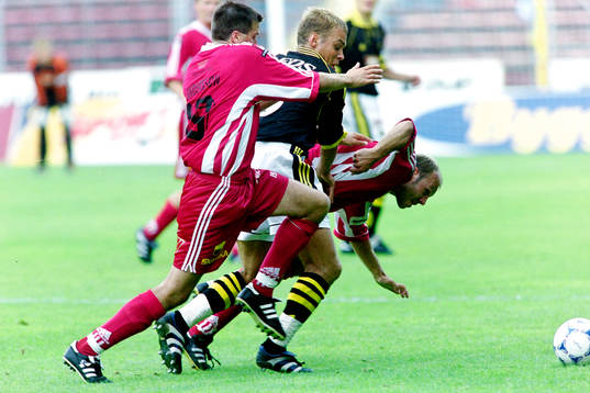Tomas Gustafsson, AIK i kamp om bollen