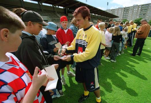 Fredrik Ljungberg, Sverige, skriver autografer