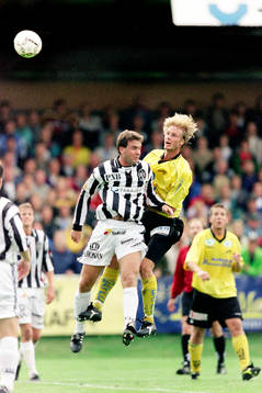 Simon Sjöfors, Mjällby i en nickduell