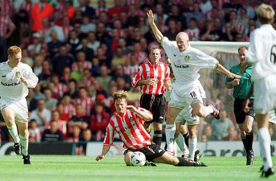 Stefan Schwarz på knä för Danny Mills