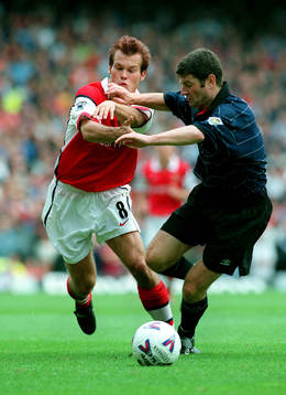 Fredrik Ljungberg, Arsenal, och Denis Irwin, Manchester U