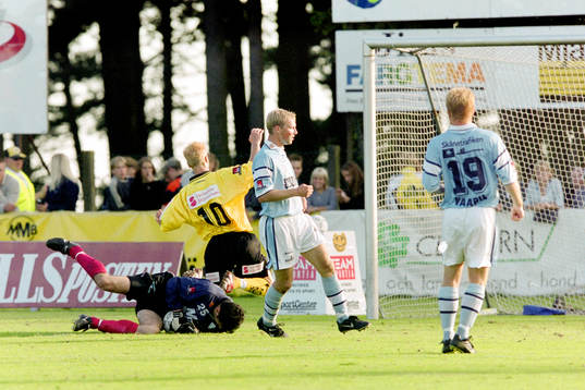 Christian Wilhelmsson, Mjällby framför Milan Simeunovic,