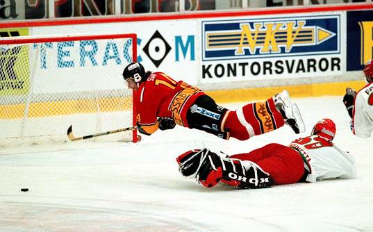 Jiri Kucera, Luleå, flyger över Nicklas Dyrén