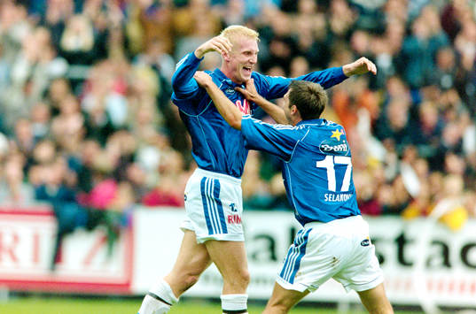 Halmstads Petter Hansson gratuleras till 1-0 av Stefan