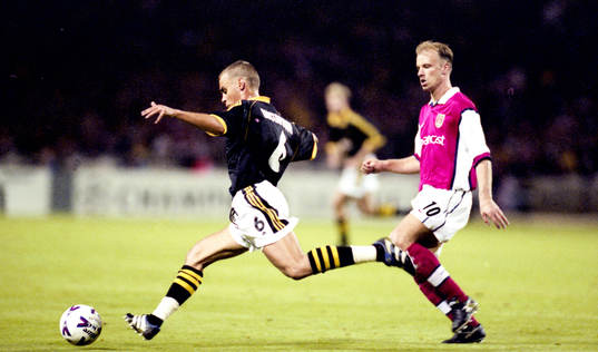 Tomas Gustafsson, AIK,  och Dennis Bergkamp, Arsenal