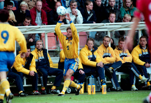 Roland Nilsson, Sverige. kastar in bollen