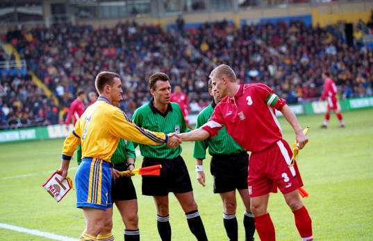 Patrik Andersson, Tomasz Waldoch, Polen och Urs Meier,