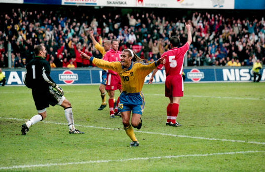Henrik Larsson, Sverige. Jublar