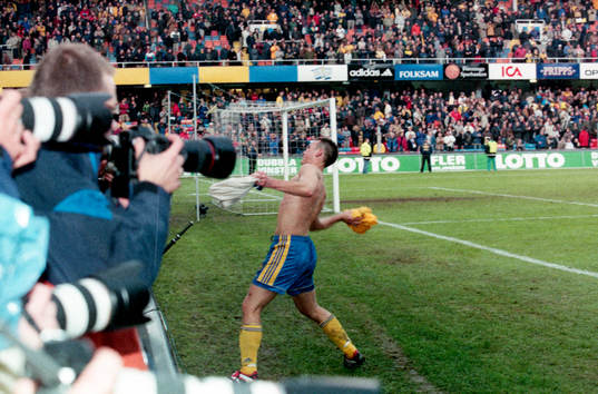 Patrik Andersson, Sverige. Slänger av sig matchtröjan