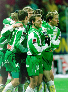 Hammarby jublar sedan Jonas Stark kvitterat till 1-1. Fr