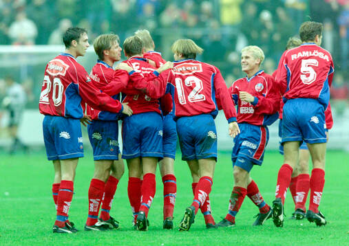 Helsingborgs Erik Wahlstedt (3:a fr v) gratuleras