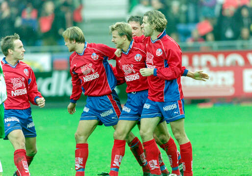 Helsingborgs Roland Nilsson (3:a fr v) jublar