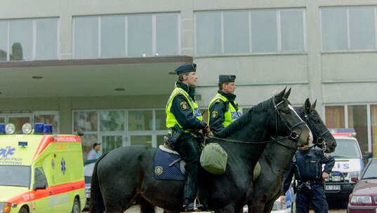 Ridande poliser utanför Olympia