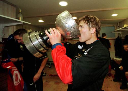 Ola Nilsson tar sig en klunk ur von Rosens pokal