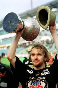 Arild Stavrum med guldhatt och von Rosens pokal