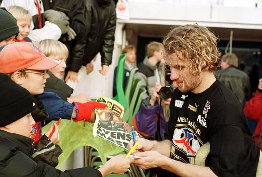 Arild Stavrum skriver autografer