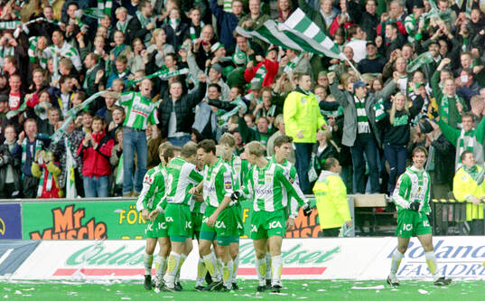 Hammarbys Mate Sestan (skymd) gratuleras