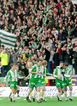 Hammarbys Mate Sestan (2:a fr h)  gratuleras av Kennedy