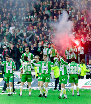 Hammarbys spelare jublar och tackar publiken i klacken