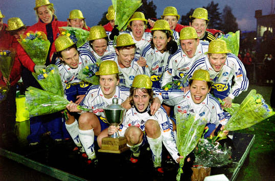 Älvsjö med Victoria Svensson, Anna Pohjanen med pokalen