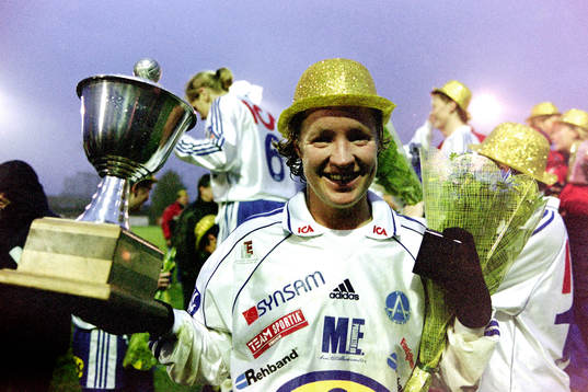 Victoria Svensson, Älvsjö jublar med pokalen i hand
