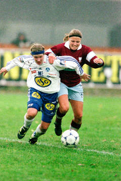 Victoria Svensson uppvaktas av Karolina Westberg, Malmö