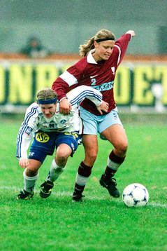 Victoria Svensson uppvaktas av Karolina Westberg, Malmö