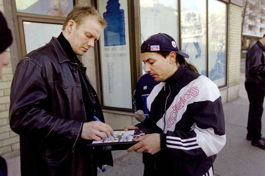 Mats Sundin, Toronto Maple Leafs, skriver autograf