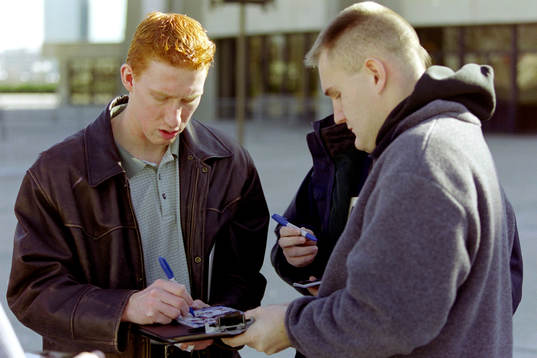 Jörgen Jönsson skriver en autograf