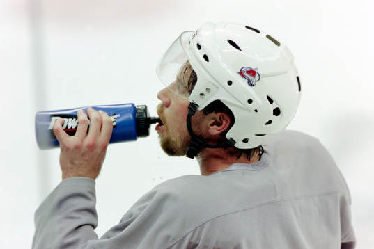Peter Forsberg, Colorado Avalanche, dricker vatten